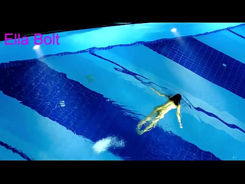 ❤️ No puedo dejar de mirar, joven rubia pillada nadando desnuda en la piscina del complejo ELLA BOLT ❤️❌ Porno bonito en es.tusar.top ❌️